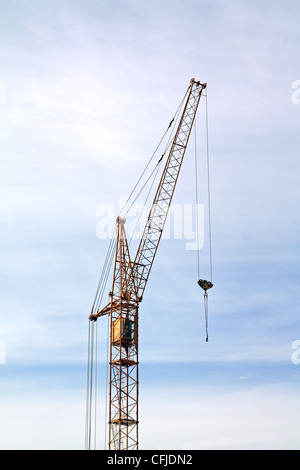 Costruzione di gru su sfondo nuvoloso Foto Stock