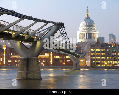 Vista del Millennium Bridge sul fiume Tamigi a Londra con la Cattedrale di St Paul in background Foto Stock