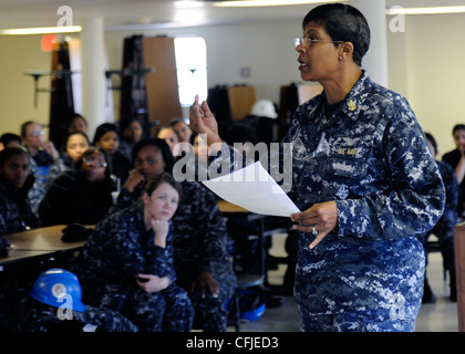 Porter, capo ufficiale principale del dipartimento di manutenzione intermedia dell'aereo a bordo della portaerei USS Harry S. Truman (CVN 75), parla con i marinai al simposio personale e professionale della crescita delle donne condotto dalla leadership femminile senior. Harry S. Truman sta subendo una disponibilità incrementale pianificata per l'attracco presso il cantiere navale Norfolk di Portsmouth, Virginia Foto Stock