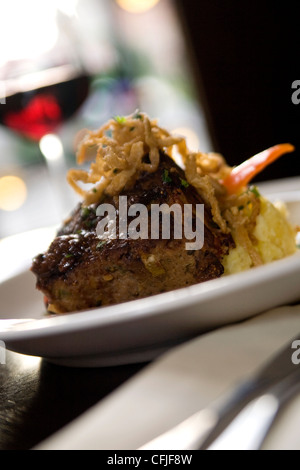 Una fresca servita piatto di polpettone con croccante di cipolle e purè di patate Foto Stock