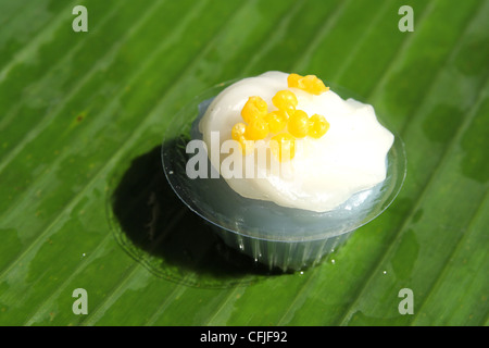 Thai dessert , ONU-chan , in streaming di farina di riso pudding guarnita con crema di noce di cocco Foto Stock