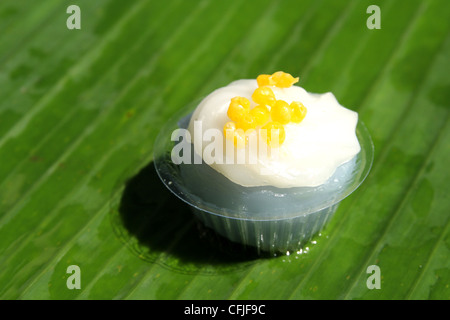 Thai dessert , ONU-chan , in streaming di farina di riso pudding guarnita con crema di noce di cocco Foto Stock