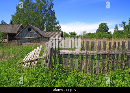 Il vecchio recinto vicino rurale edificio in legno Foto Stock