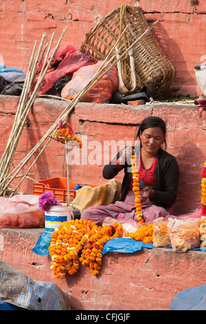 Tagete venditore a Maju Deval tempio in Durbar Square - Kathmandu, zona di Bagmati, Valle di Kathmandu, Nepal Foto Stock