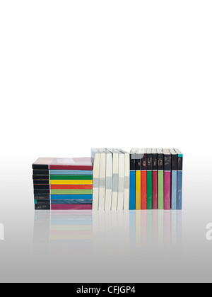 Pile di isolato di coloratissimi libri reali Foto Stock