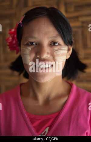 Thanaka è un bianco giallastro cosmetic pasta costituita da corteccia di massa. comunemente applicato alla faccia di donne birmane Foto Stock