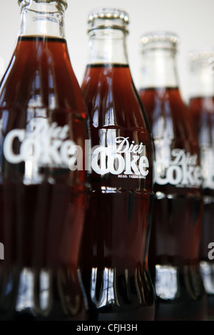 La Diet Coke bottiglie in una riga Foto Stock