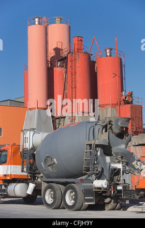 Carrello di cemento a impianto industriale Foto Stock