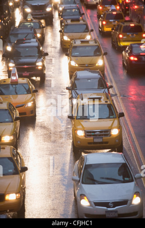 Taxicabs nella città di New York il traffico, STATI UNITI D'AMERICA Foto Stock