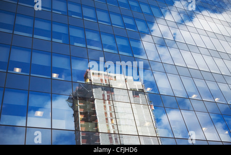La riflessione di edificio in grattacielo Foto Stock