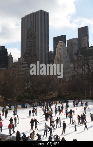 Pattinaggio su ghiaccio a Central Park di New York City, Stati Uniti d'America Foto Stock