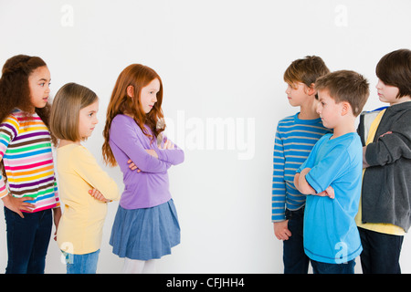 I ragazzi e le ragazze che si fronteggiano reciprocamente Foto Stock