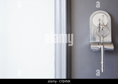 Close up della chiave in una porta anteriore Foto Stock