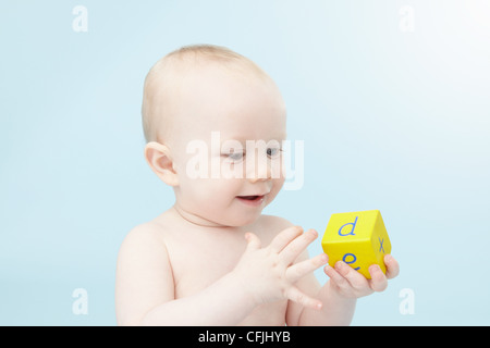 Baby guardando alfabeto cube Foto Stock