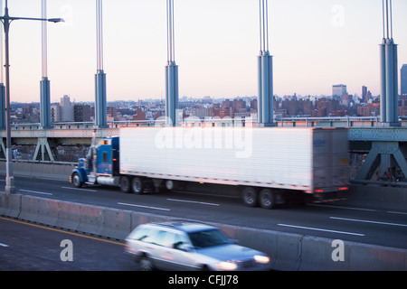 Carrello sul Ponte Triborough, New York City, Stati Uniti d'America Foto Stock