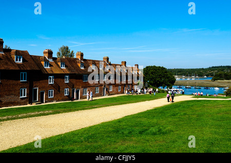 Scudi grandi Hard, villaggio marittimo theme park, accanto al fiume Beaulieu, Hampshire, Inghilterra, Regno Unito, Europa Foto Stock