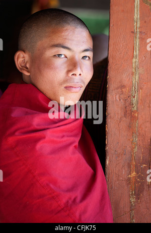 Ritratto di monaco buddista al Tamshing Phala Choepa Tsechu, vicino Jakar, Bumthang, Bhutan, Asia Foto Stock