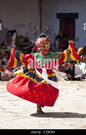 I monaci buddisti esecuzione di ballo mascherato durante il Gangtey Tsechu a Gangte Goemba, Gangte, Valle Phobjikha, Bhutan, Asia Foto Stock