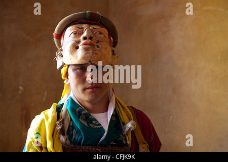 Monaco buddista nel suo costume colorato, Gangte, Valle Phobjikha, Bhutan, Asia Foto Stock