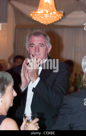 Ex Wales rugby capitano Mervyn Davies noto anche come Merv la curvatura a raggio Gravell cena a Llanelli in 2007. Foto Stock