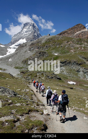 Gli escursionisti nella parte anteriore del Cervino, Schwarzsee, Zermatt, Vallese, alpi svizzere, Svizzera, Europa Foto Stock