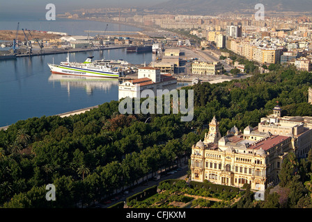 Vista su City Hall per la zona del porto, Malaga, Andalusia, Spagna, Europa Foto Stock