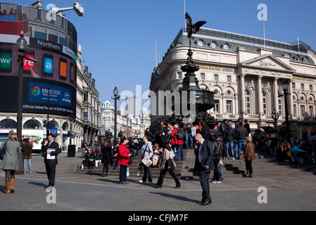 Piccadilly Circus, Londra su una soleggiata giornata di primavera Foto Stock