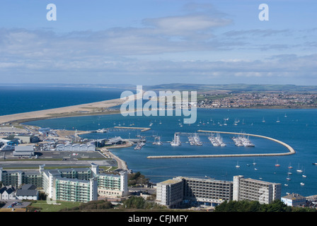 Vista di Chesil Beach dalla collina di isola di Portland, Dorset, England, Regno Unito, Europa Foto Stock