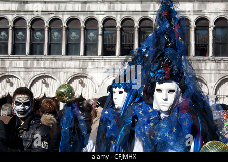 La gente vestita in blu costume di carnevale per il Carnevale di Venezia 2012, Piazza San Marco Venezia Italia Foto Stock