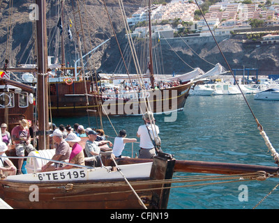 Gite turistiche lasciando marina e porto di Los Gigantes tenerife spagna Foto Stock