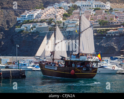 Barca pinna onu lasciando marina e porto di Los Gigantes tenerife spagna Foto Stock