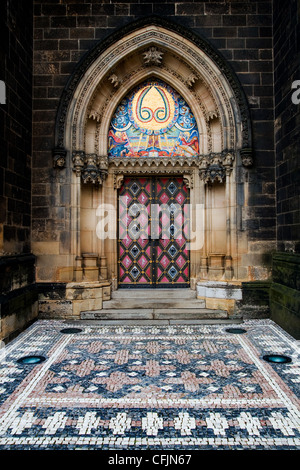 La porta principale per il neo-gotica basilica di San Pietro e di San Paolo a Praga, Repubblica Ceca. Foto Stock