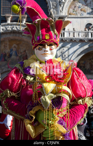 Ritratto di un buffone in maschera bianca vestito in un ricco orientale  costume a tema a masquerade Carnevale a Venezia Italia Europa Foto stock -  Alamy