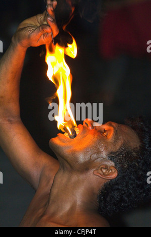 L'uomo mangia fuoco durante il camminare sul fuoco a Kandyan dance show in Kandyan arti associazione Hall, Kandy, Sri Lanka, Asia Foto Stock