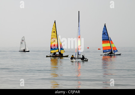 Barche a vela sul mare a Brighton, East Sussex Foto Stock