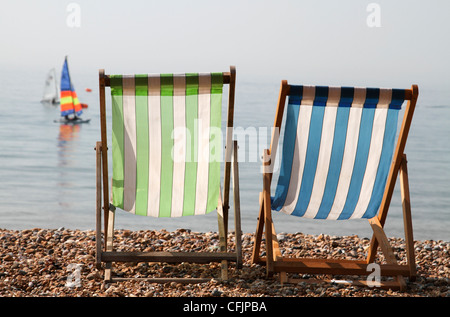 Sedie a sdraio sulla spiaggia di Brighton, East Sussex Foto Stock