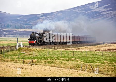 Collettore doppio nero con cinque motori a vapore 45407 Il Lancashire Fusillier e 44871 dirigendosi verso Dalwhinnie sull'altopiano linea principale in Scozia Foto Stock