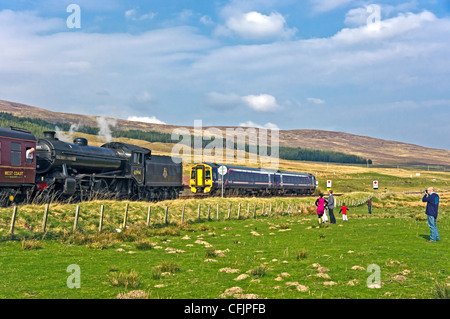 Il vapore motore K4 61994 Il Grande Marchese è in attesa di un treno speciale per Inverness a Achnasheen per la DMU per cancellare la linea Foto Stock