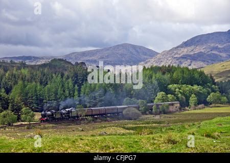 Doppia testata motori a vapore 61994 Il Grande Marchese e 45231 Sherwood Forester tirando una speciale di vapore verso Crianlarich Foto Stock