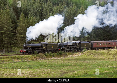 Doppia testata motori a vapore 61994 Il Grande Marchese e 45231 Sherwood Forester tirando una speciale di vapore verso Crianlarich Foto Stock