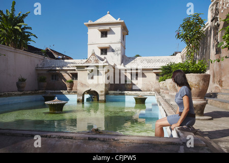 Donna al Taman Sari (Castello d'acqua), Yogyakarta, Java, Indonesia, Asia sud-orientale, Asia Foto Stock