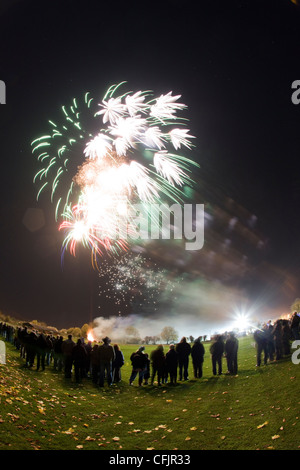 I fuochi d'artificio in Highworth sui falò o Guy Fawkes notte in novembre Foto Stock