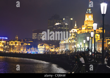 Il Bund di notte, Customs House, costruita nel 1927, sulla destra, Shanghai, Cina e Asia Foto Stock