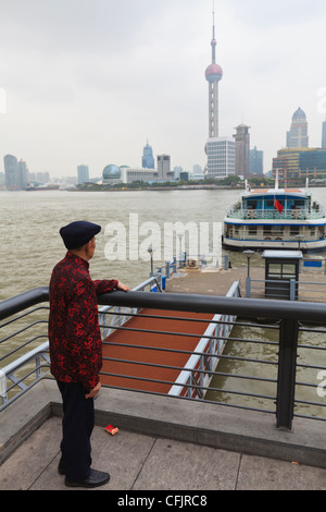 Un uomo la visione di traghetti che attraversano il fiume Huangpu, Shanghai, Cina e Asia Foto Stock