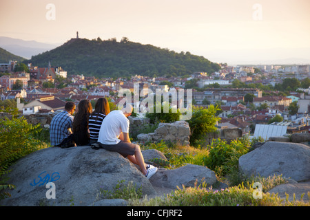 I turisti la visualizzazione della Città Vecchia al tramonto dalla Nebet Tepe, Preghiera Hill, nel punto più alto della città di Plovdiv, Bulgaria, Europa Foto Stock