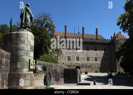 Memoriale del XII secolo il re Afonso Henriques, Minho, Portogallo, Europa Foto Stock