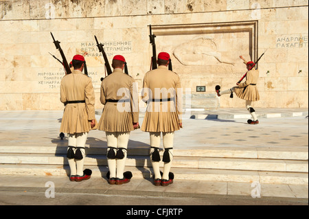 Evzone, protezioni greca durante la cerimonia del cambio della guardia, Piazza Syntagma, gli edifici del Parlamento Europeo, Atene, Grecia, Europa Foto Stock