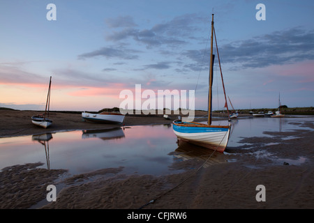 Tramonto a bassa marea a Burnham Overy Staithe, Norfolk, Inghilterra, Regno Unito, Europa Foto Stock