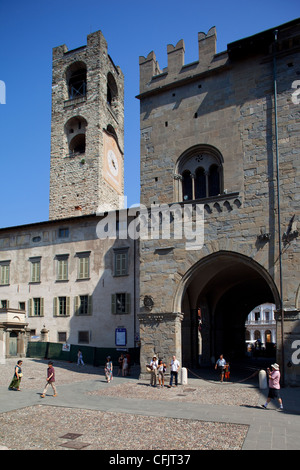 Il Palazzo della Ragione e la grande campana della Torre Civica, Piazza Vecchia, Bergamo, Lombardia, Italia, Europa Foto Stock