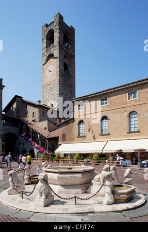 Grande Campana Torre Civica, Piazza Vecchia, Bergamo, Lombardia, Italia, Europa Foto Stock